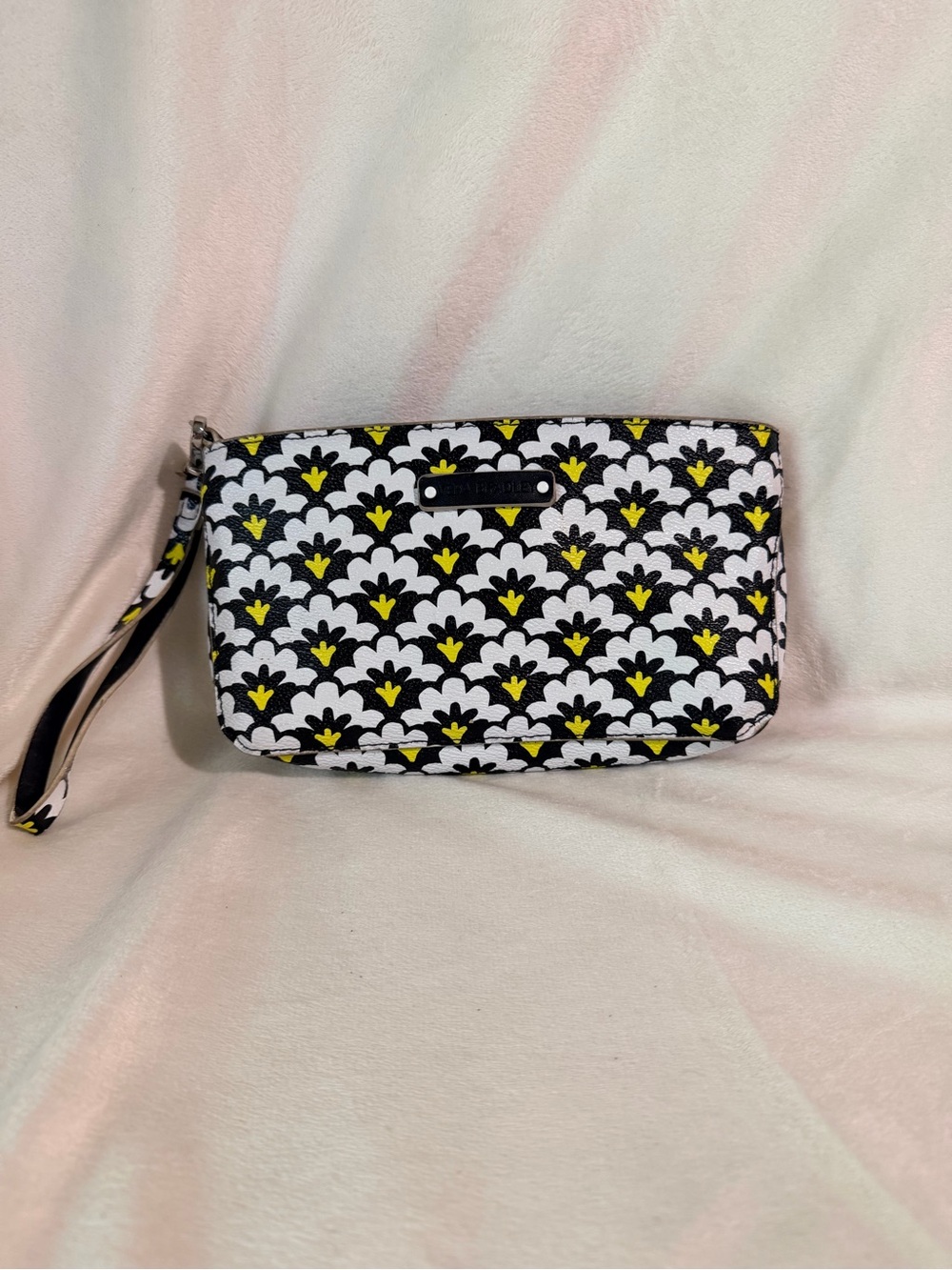 ✨NWOT✨ Vera Bradley Stylish Floral Wristlet Clutch in Black, White & Yellow